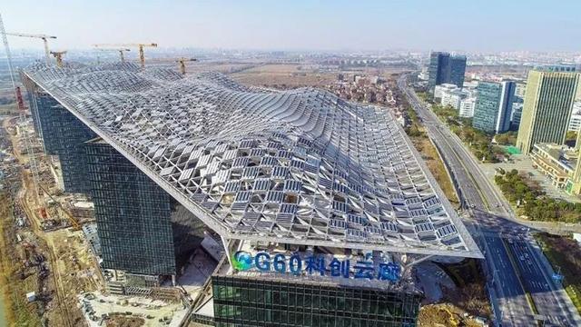 美爆了，1.5公裏長的“光伏雲廊”驚豔亮相上海！（附視頻）