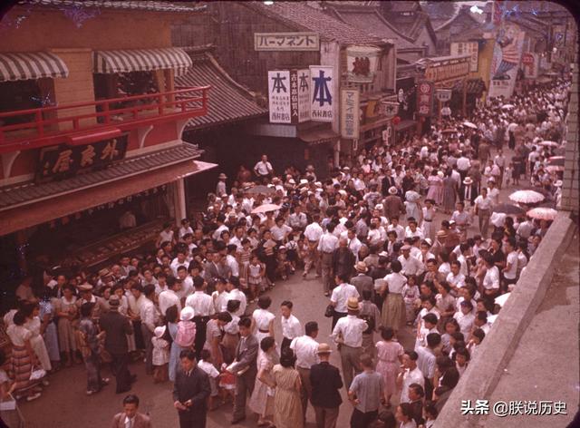 1954年的日本，罕见街拍老照片，到处都是美国大兵