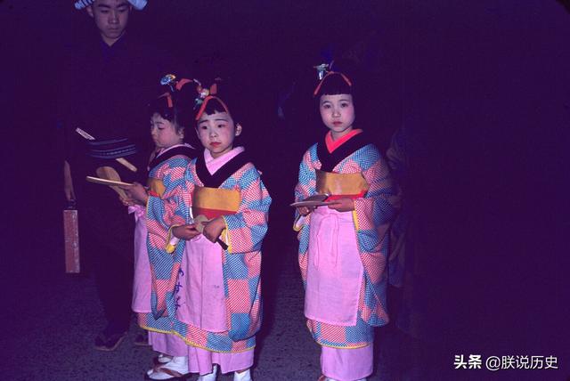 1954年的日本，罕见街拍老照片，到处都是美国大兵