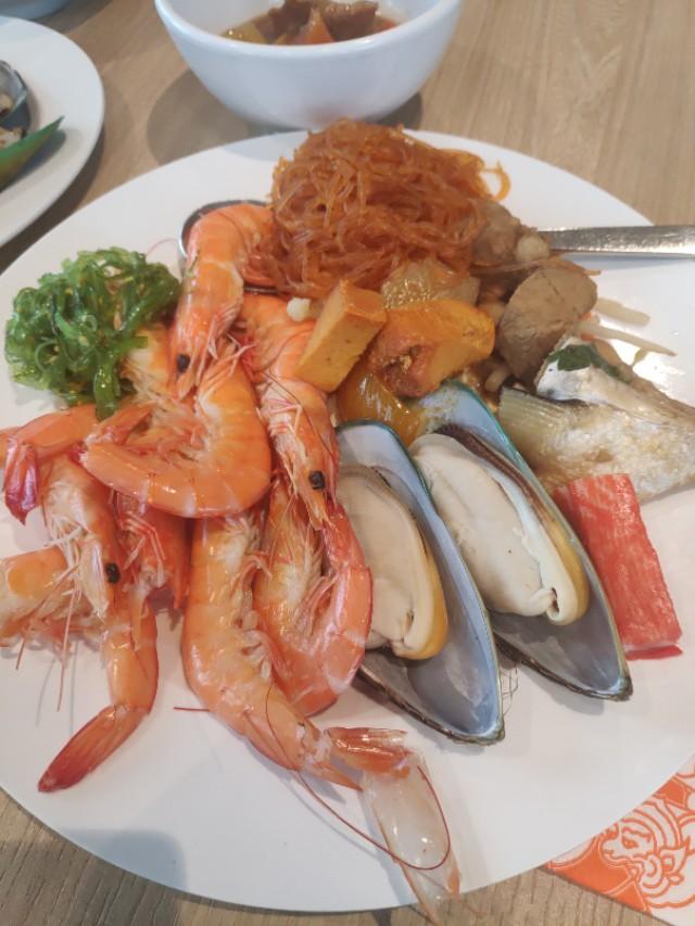 普吉島王權免稅店吃免費自助餐,大蝦不再自取,像在國內吃大席