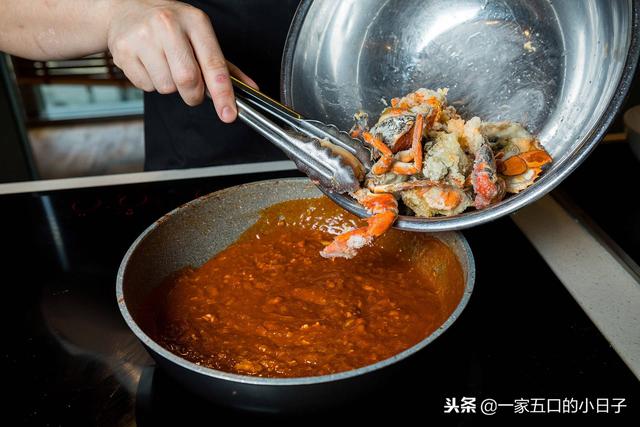 食谱-作为新加坡的必尝美食，这道辣海鲜吸引了当地人和游客的心