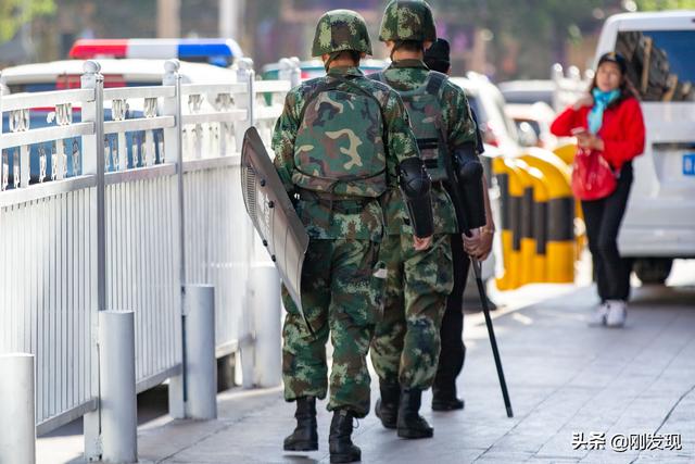 新疆现在到底有多安全？走近乌鲁木齐客人如云的大巴扎您就会明白