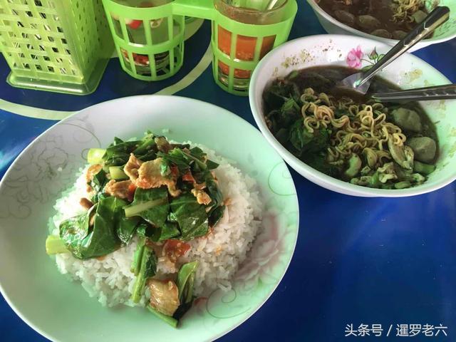 在曼谷吃了一頓廉價午餐,蓋飯、湯面、飲料各兩份,還不到30元!