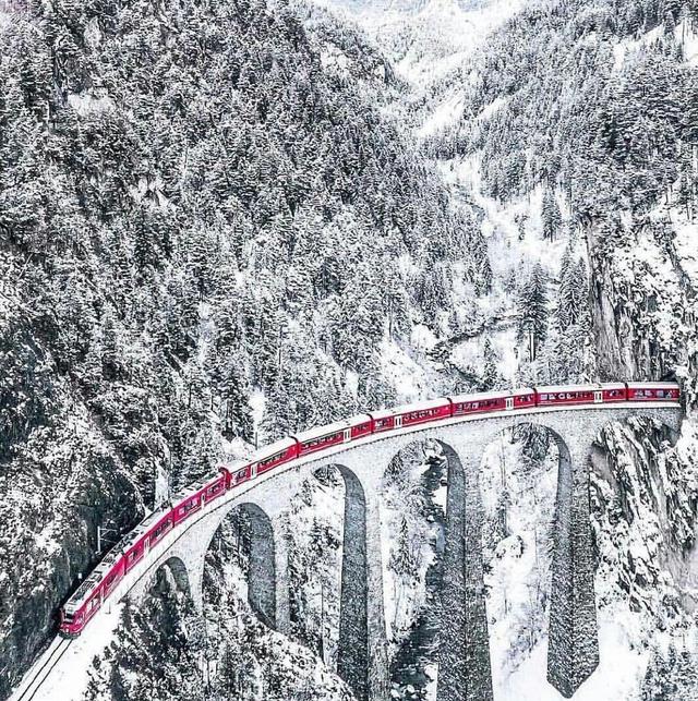 通往冰雪王国的列车