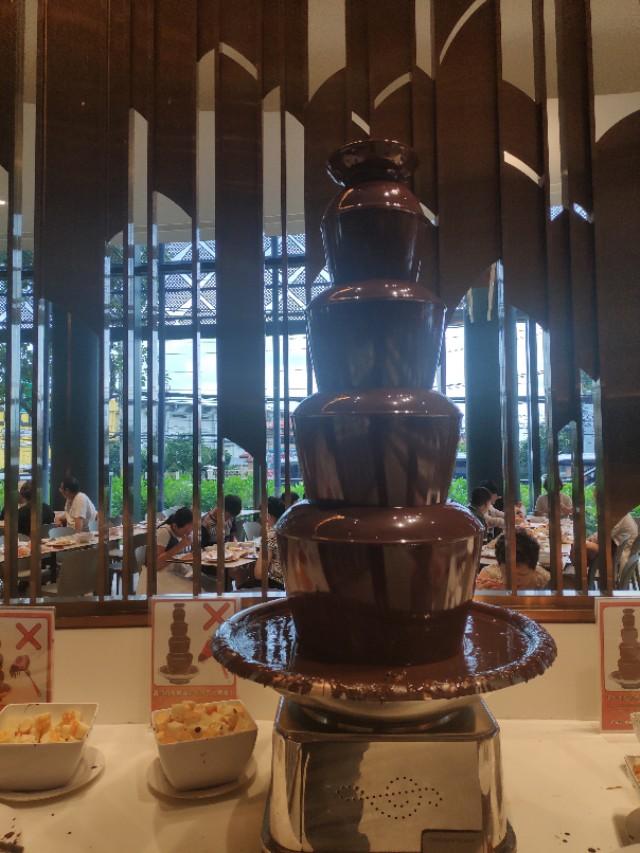 普吉島王權免稅店吃免費自助餐,大蝦不再自取,像在國內吃大席