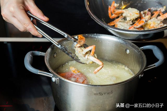 食谱-作为新加坡的必尝美食，这道辣海鲜吸引了当地人和游客的心