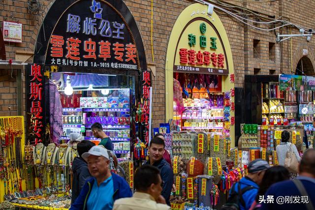 新疆现在到底有多安全？走近乌鲁木齐客人如云的大巴扎您就会明白