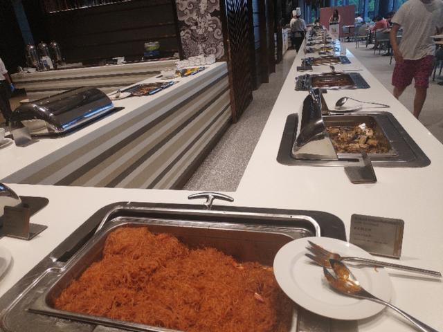 普吉島王權免稅店吃免費自助餐,大蝦不再自取,像在國內吃大席