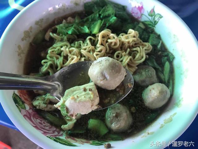 在曼谷吃了一頓廉價午餐,蓋飯、湯面、飲料各兩份,還不到30元!