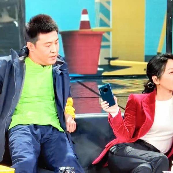华为成春晚最大“赢家”，苹果不行了？网友称：你看他拿的是什么