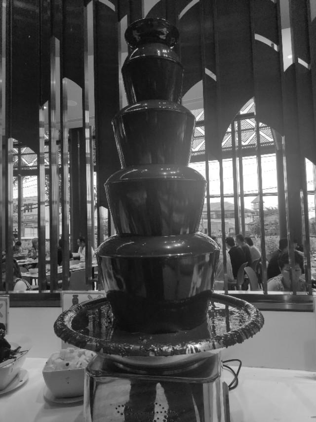 普吉島王權免稅店吃免費自助餐,大蝦不再自取,像在國內吃大席