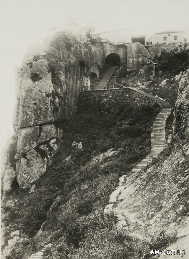 1929年安徽九华山老照片，虔诚的僧人与险峻的登山道直到天台峰