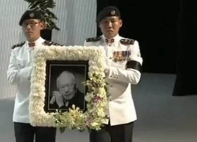 李光耀现场葬礼老照片：新加坡囯父，开国元首，民众沿途冒雨送别