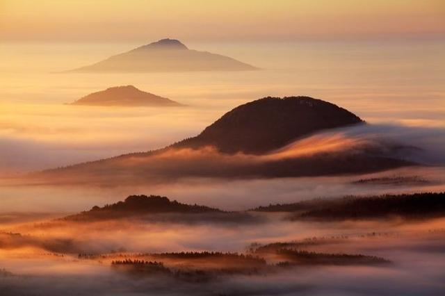 雾中山脉捷克卢萨蒂亚美丽日出