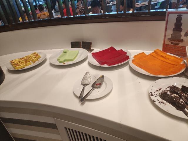 普吉島王權免稅店吃免費自助餐,大蝦不再自取,像在國內吃大席