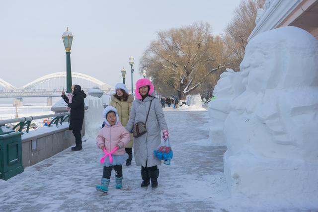 冰雪中的哈尔滨松花江畔