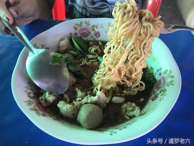 在曼谷吃了一頓廉價午餐,蓋飯、湯面、飲料各兩份,還不到30元!