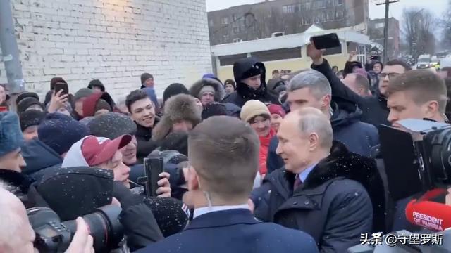 普京叫停车队，亲切问候街边欢迎民众：天太冷，小心别冻坏了
