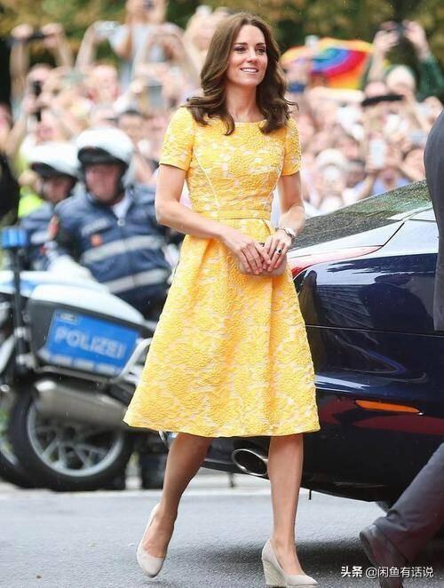 伊萬卡“黃金液體裙”亮相迪拜，隔空撞衫凱特王妃，美得不分上下