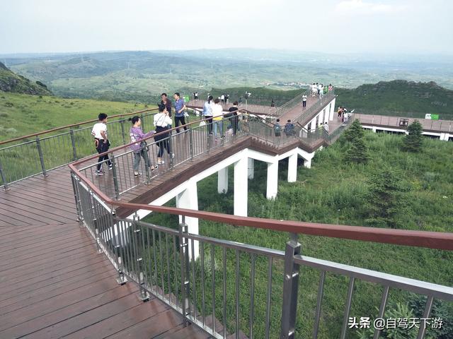 草原天路分东线和西线。西线风光其实不输东线。路更陡，风光更野