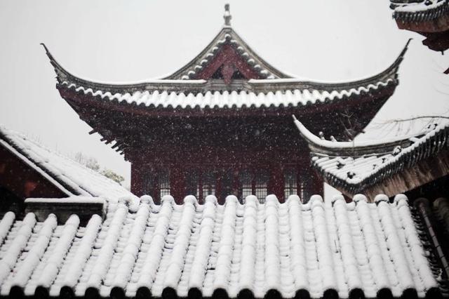 雪夜的鸡鸣寺，静逸安宁，有种穿越的感觉！