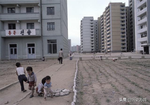 80年代初，朝鲜平壤街头民情生活老照片