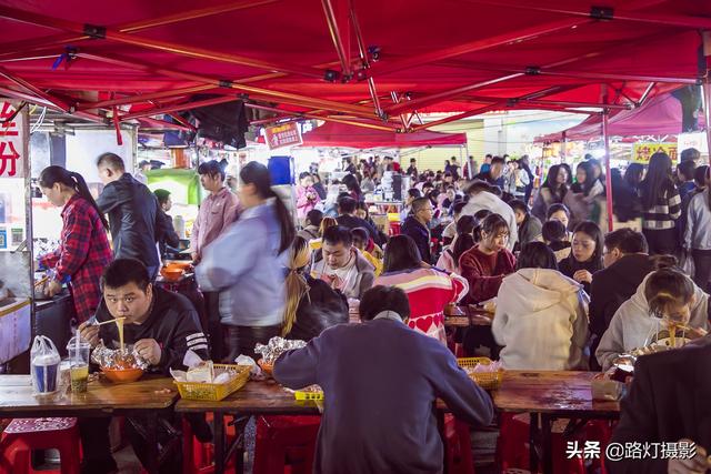 中国最火爆的10条美食街，特色小吃一天吃不完，堪称吃货的天堂