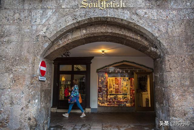 阿尔卑斯山下的迷人小镇:街拍欧洲小店,文艺复兴橱窗艺术