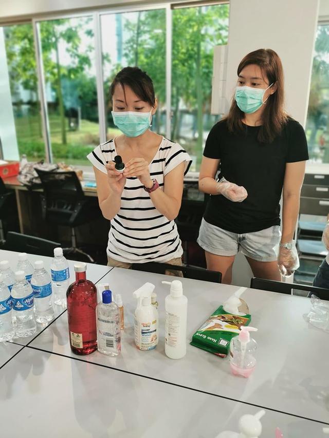 李显龙：新加坡团结互助对抗冠状病毒，大学志愿者和居民做洗手液