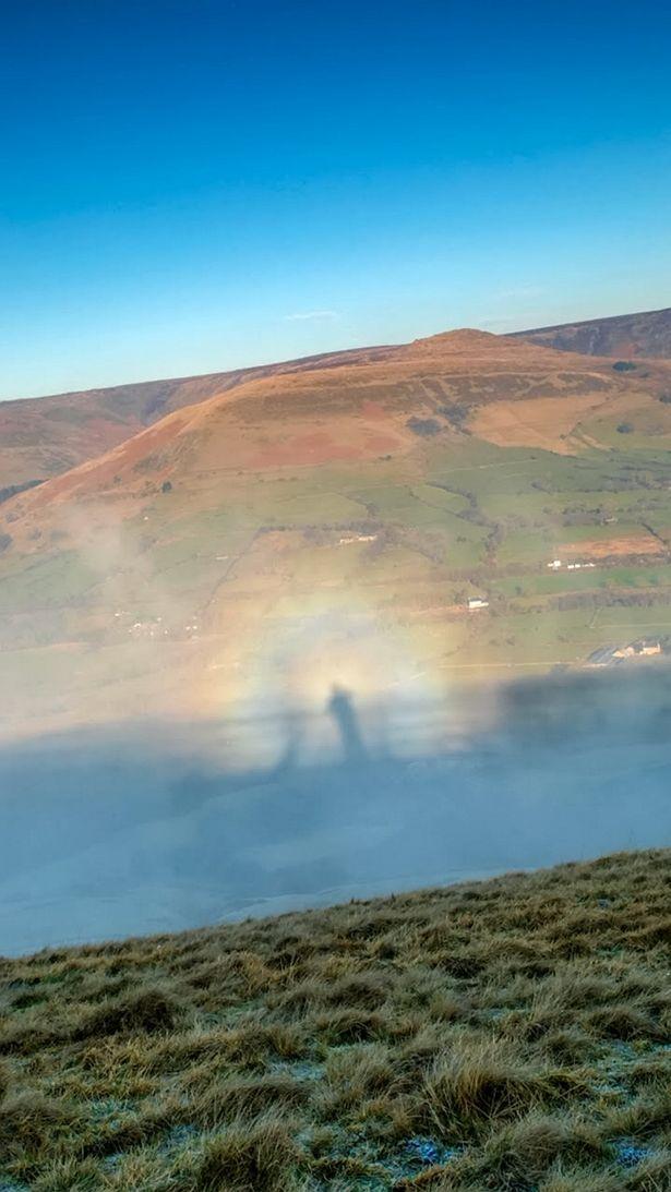 英国男子登山时拍摄到罕见彩虹的照片：彩虹光环的中心有一个天使