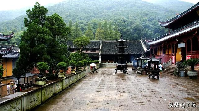 浙江很受欢迎的寺庙，堪称是群峰抱一寺，一寺镇群峰，就在宁波