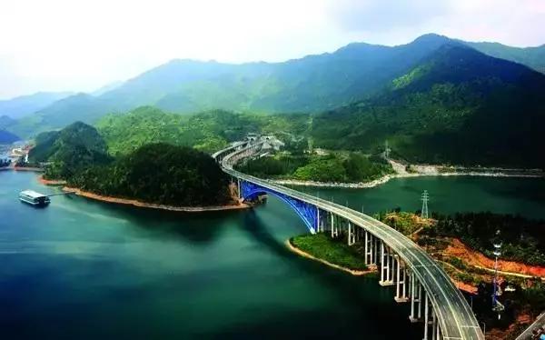 滬昆高鐵被稱爲中國最美高鐵，橫跨大半中國，沿路美景、美食無數