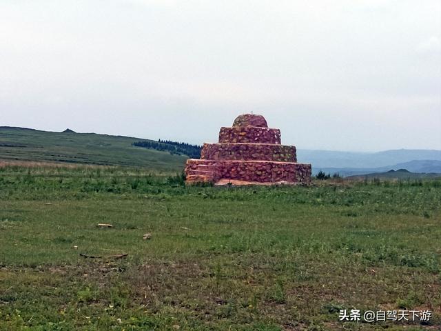 草原天路分东线和西线。西线风光其实不输东线。路更陡，风光更野