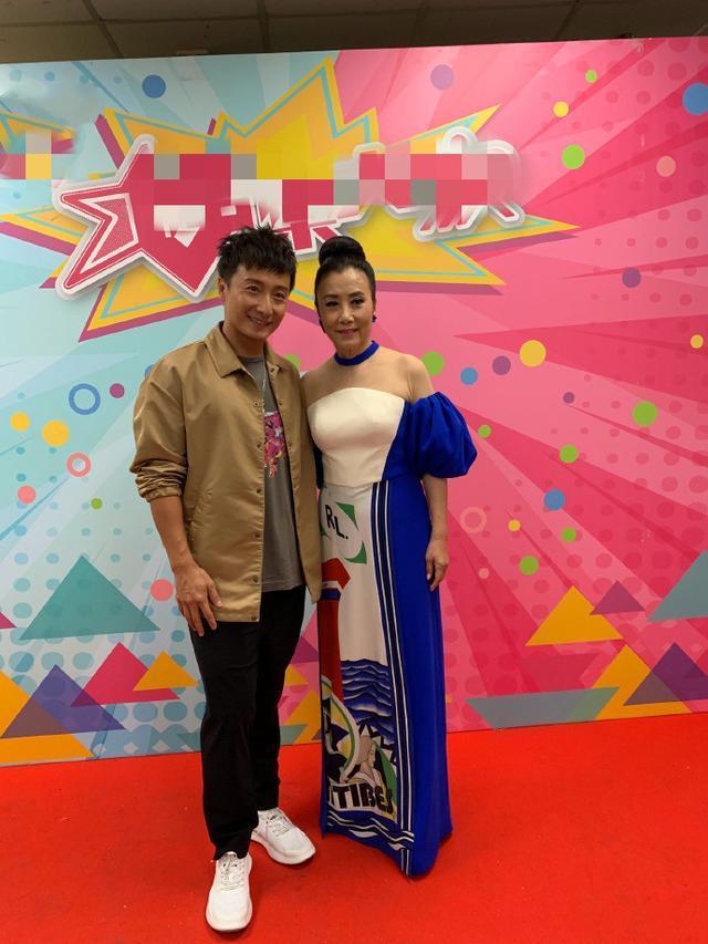 汪明荃不服老！72岁年龄捯饬成27岁，玫红百褶裙+脏辫马尾太疯狂