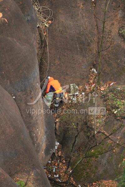 湖南郴州：悬崖上的“清洁工”