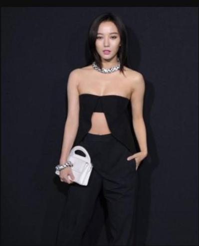 当35岁王珞丹撞上36岁谭卓，仅相差1岁，看起来却像两代人