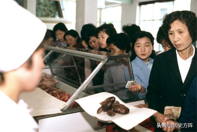 80年代初，朝鲜平壤街头民情生活老照片