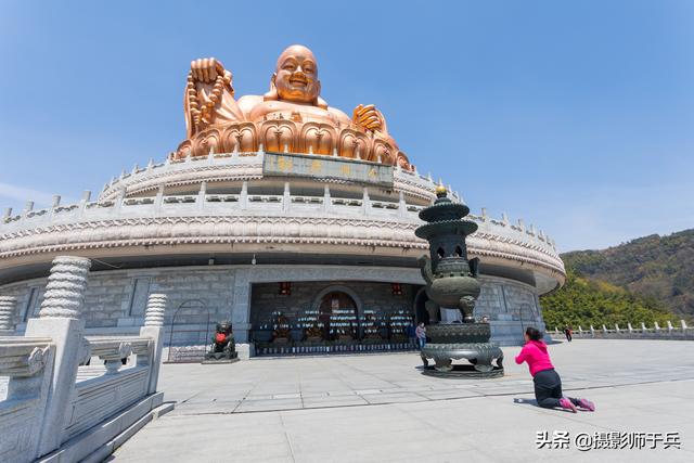 宁波雪窦山，有座耗资5亿元打造的世界最大露天坐姿弥勒铜佛像