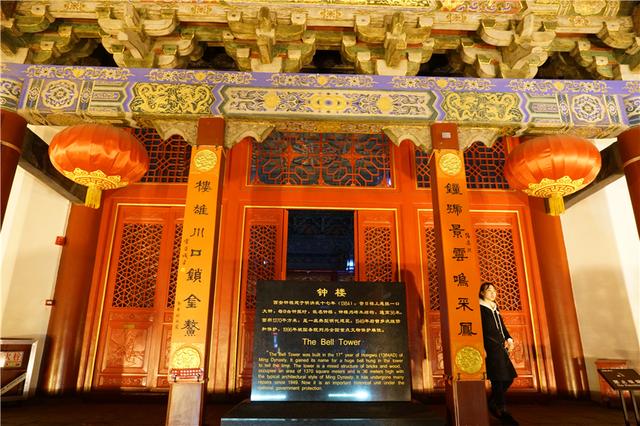 中國最大鼓樓位于西安，是這座三十朝古都的標志性建築，曆史悠久