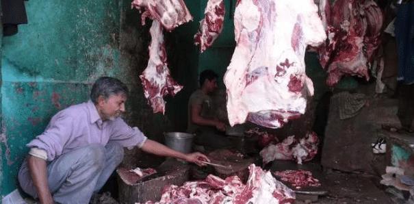 印度人是怎么卖猪肉的？看完印度的肉摊，或许你宁愿每天吃素