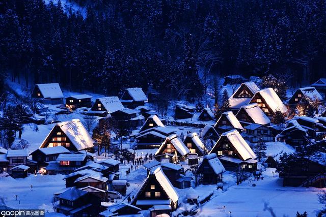 古色古香的日本老城景色，雪中的童话村