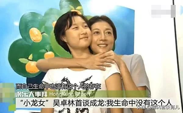 成龍私生女攜妻流落街頭:父親缺失,母親錯位,最後買單的是孩子