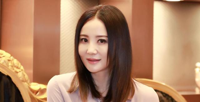 她是整容最成功的女星，不结婚也不生子，今51岁仍像25岁