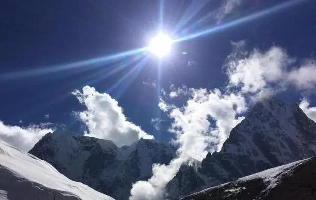 珠穆朗玛峰，冻结近200具遗体，8000米以上是怎样的世界？