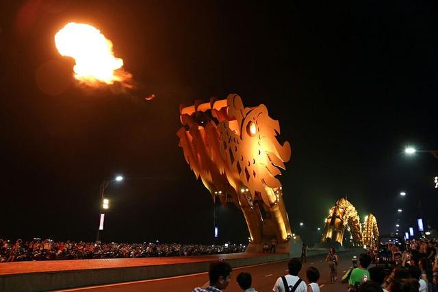 震撼的越南岘港市龙桥：中国龙完整形态，又像古代越南皇帝的玉玺