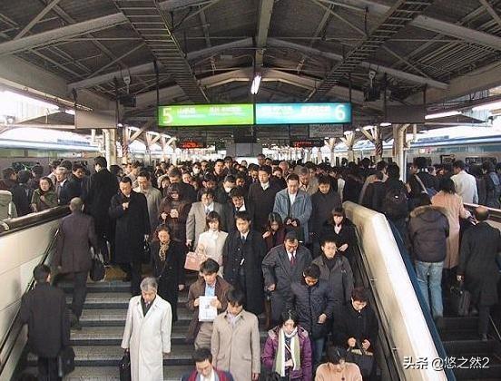 日本旅游不只看表面的光鲜，还有背后那些隐藏的社会矛盾与危机