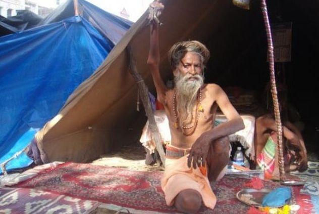 印度“最牛”苦行僧，高举右手臂46年从未放下，如今已成这样