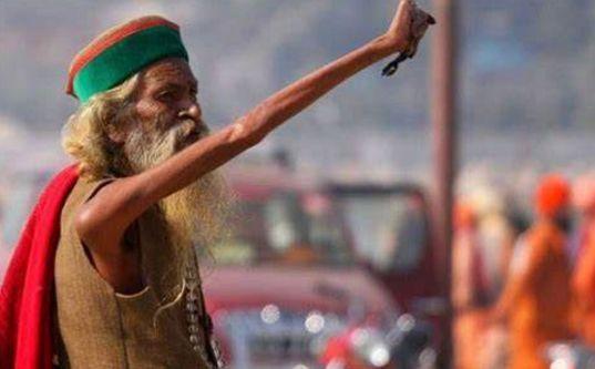 印度“最牛”苦行僧，高举右手臂46年从未放下，如今已成这样