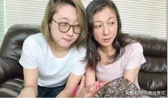成龍私生女攜妻流落街頭:父親缺失,母親錯位,最後買單的是孩子