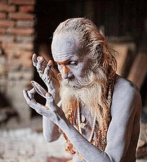 90岁的印度苦行僧，77年滴水不进，监控装上后原形毕露